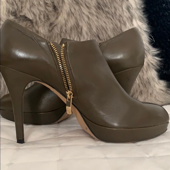 Vince Camuto platform boots - Picture 4 of 8